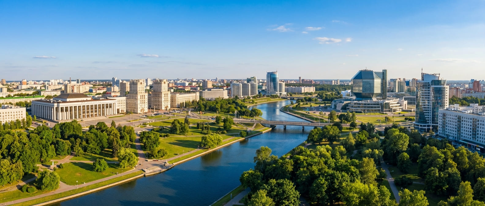 Панорамный вид на центр Минска и реку Свислочь